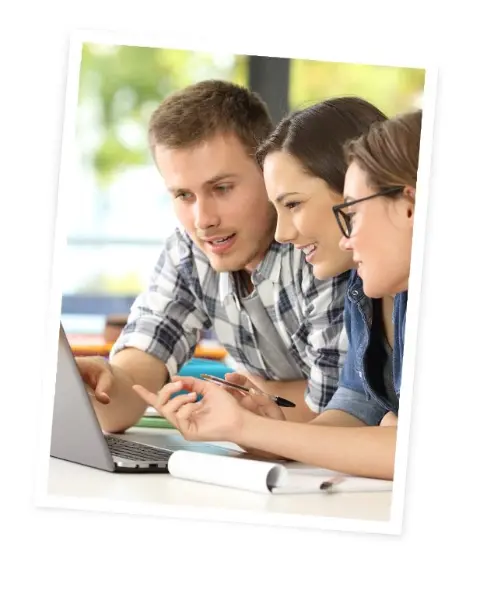 Drie studenten spelen samen de serious game Maqqy op een laptop