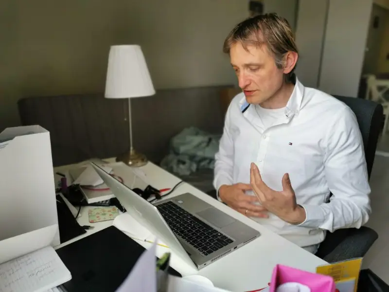 Een begeleider licht een ronde van Maqqy toe achter zijn laptop
