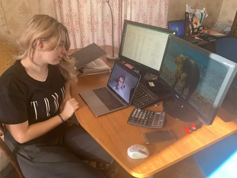 Een deelnemer speelt Maqqy thuis achter meerdere beeldschermen
